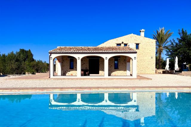Rustic property for annual rent | Ref: VA0304