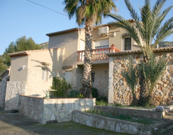 Villa de 4 habitaciones y estilo rústico en Pedreguer
