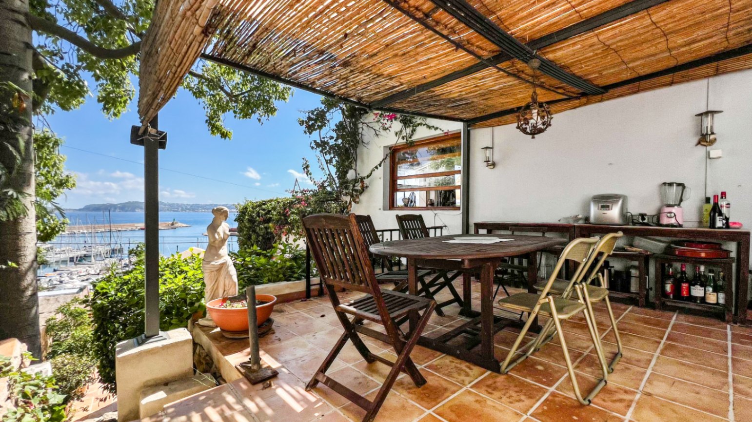 Una joya con vistas panorámicas en primera línea de puerto