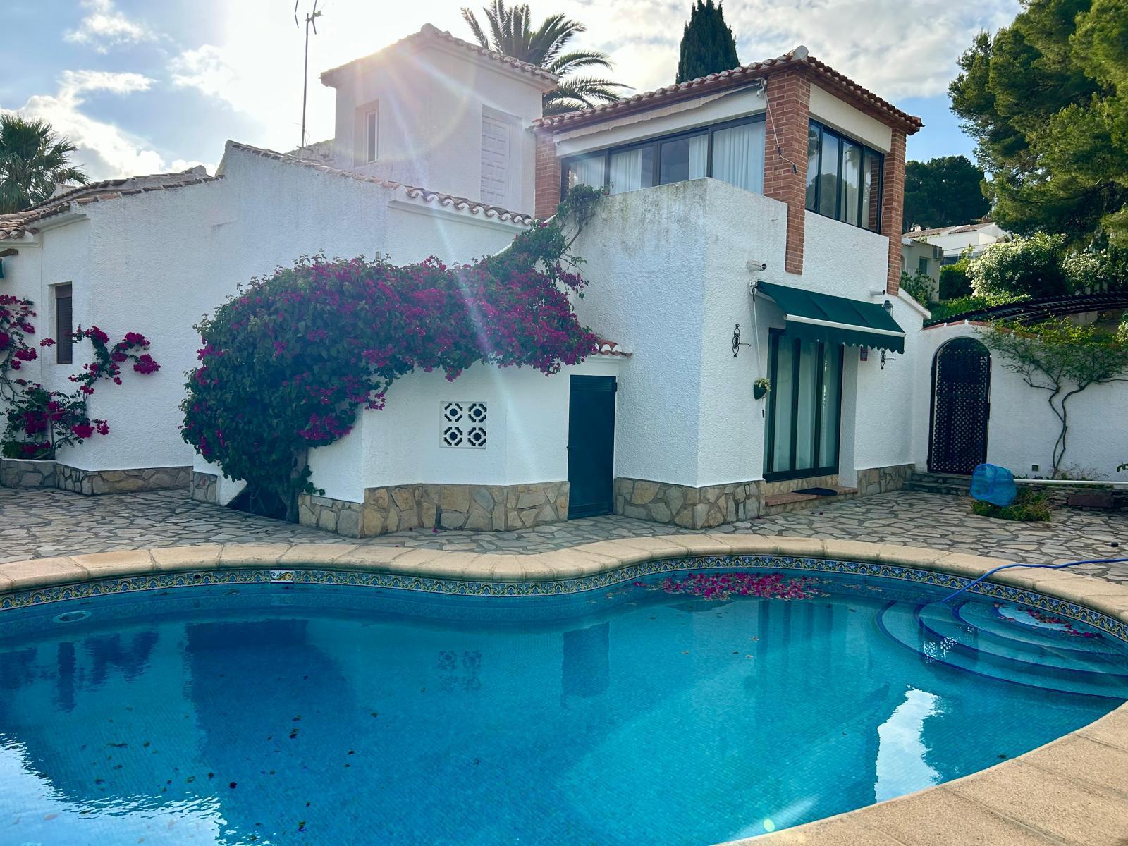 Traditionele mediterrane villa met uitzicht op de Montgó