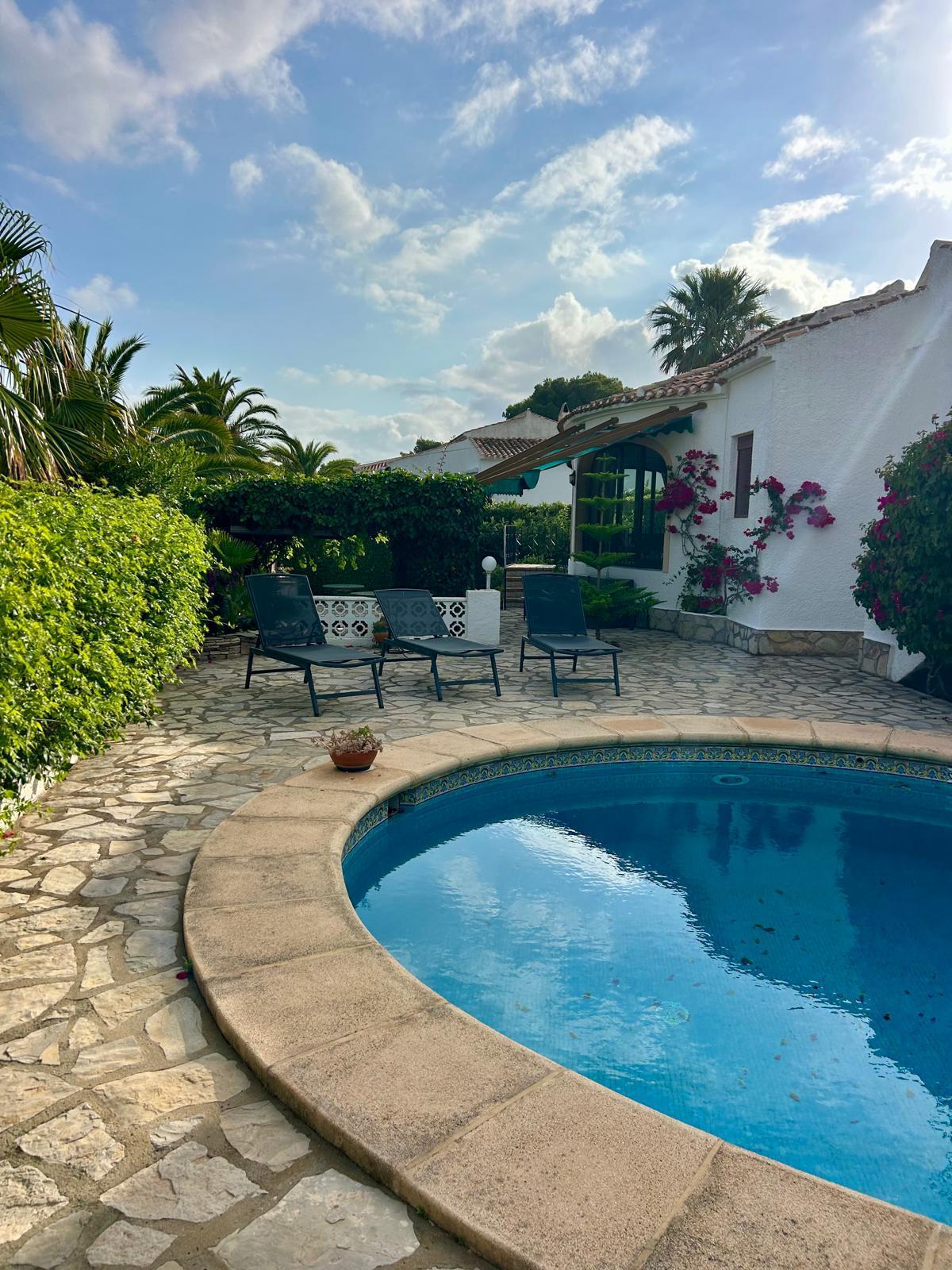 Traditionele mediterrane villa met uitzicht op de Montgó