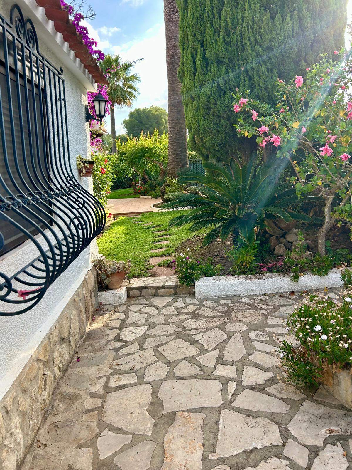 Traditionele mediterrane villa met uitzicht op de Montgó