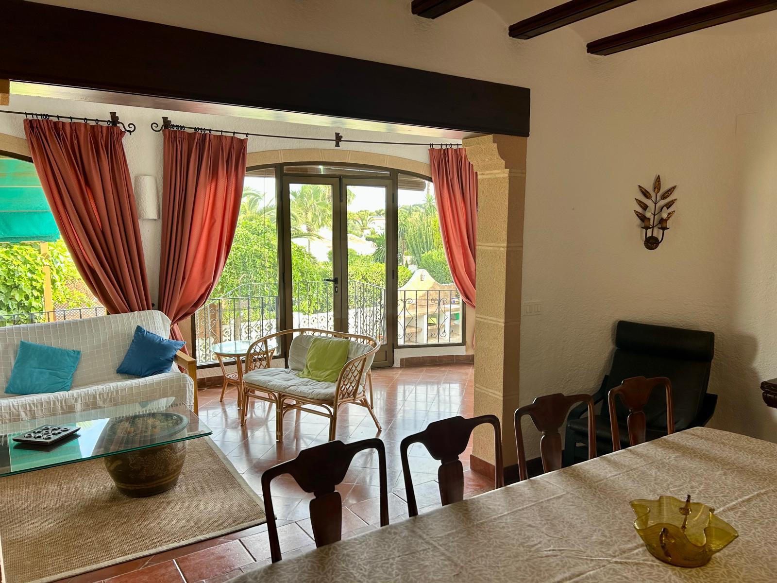 Traditionele mediterrane villa met uitzicht op de Montgó