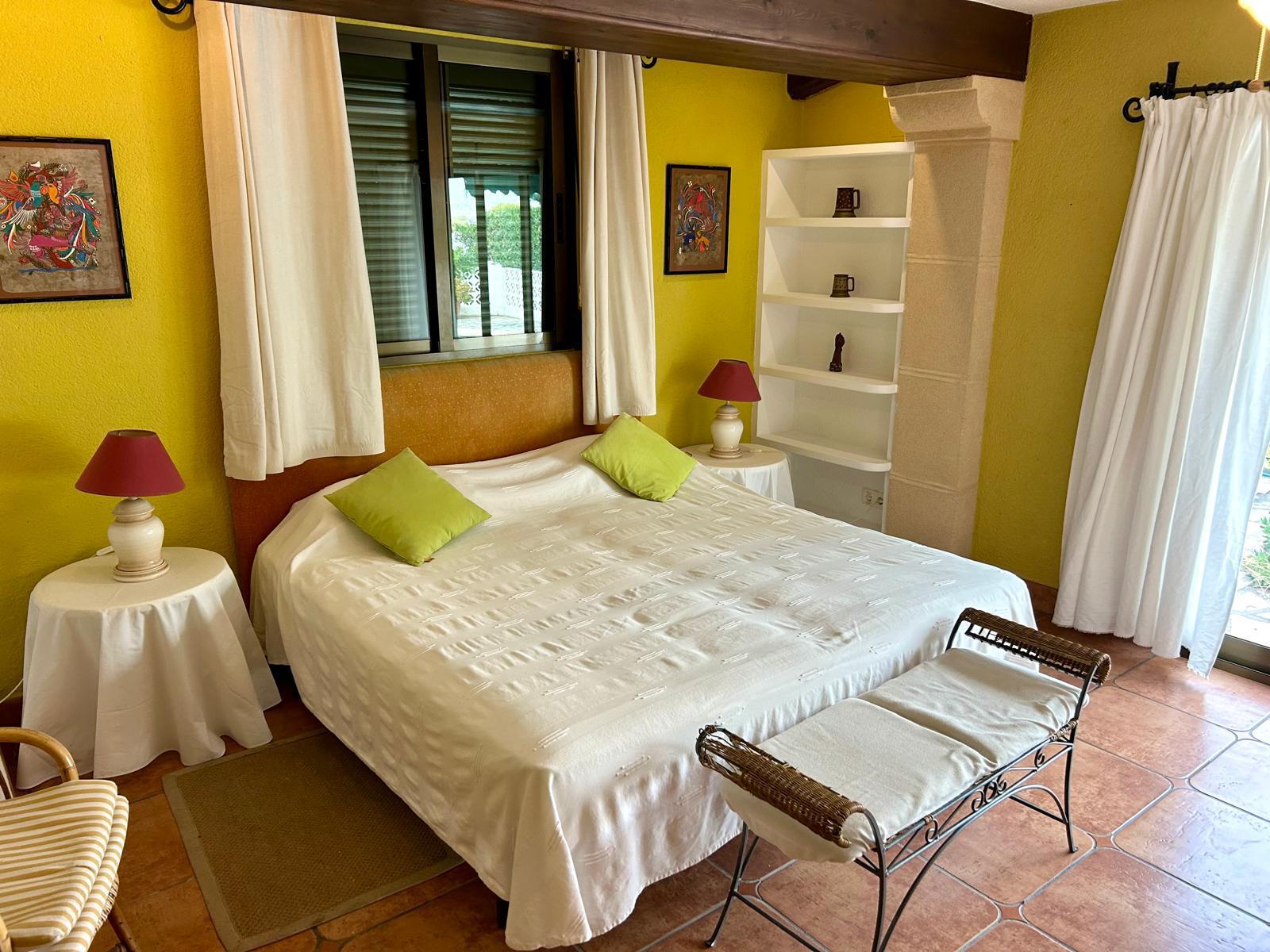 Traditionele mediterrane villa met uitzicht op de Montgó