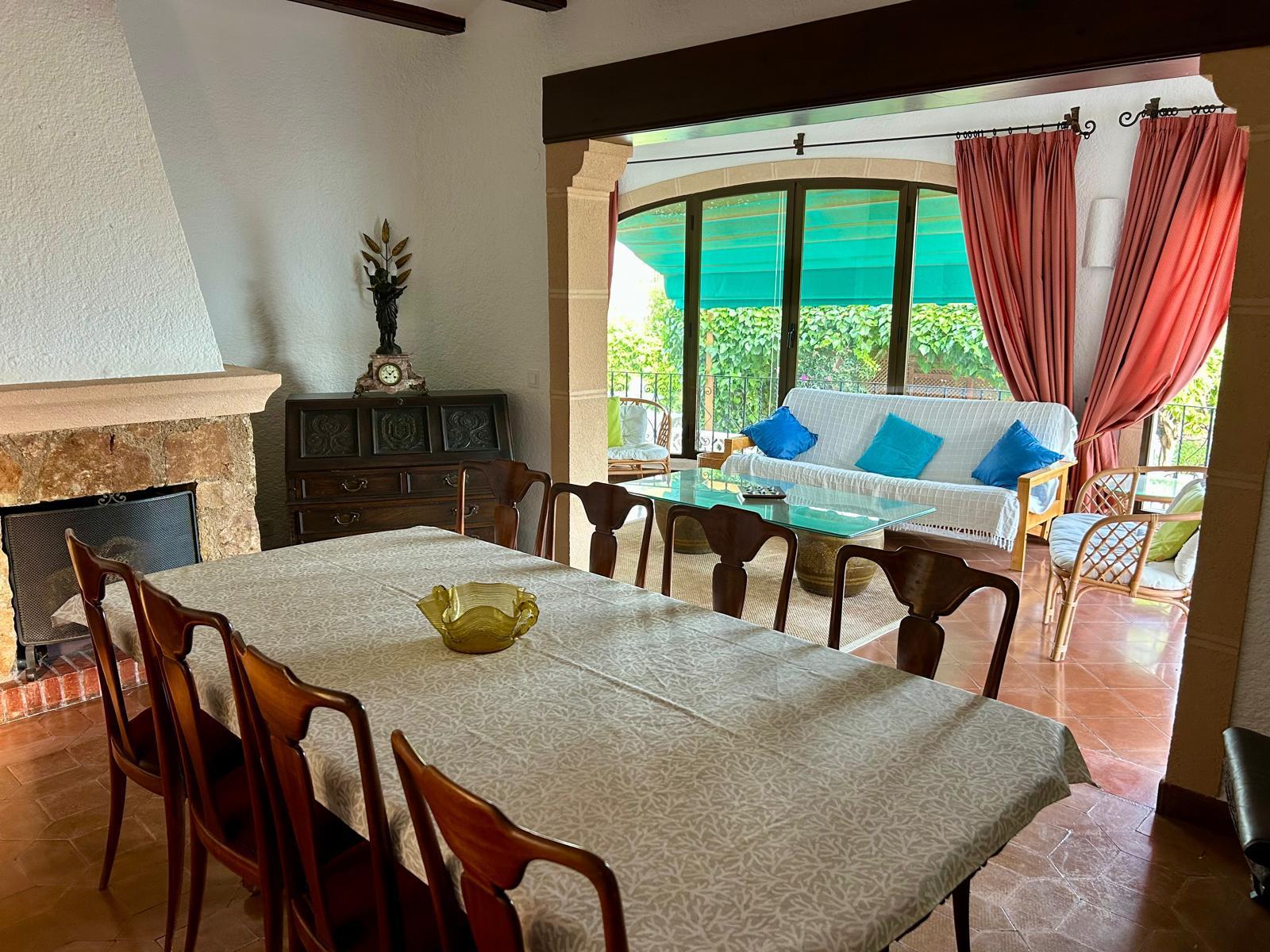 Traditionele mediterrane villa met uitzicht op de Montgó