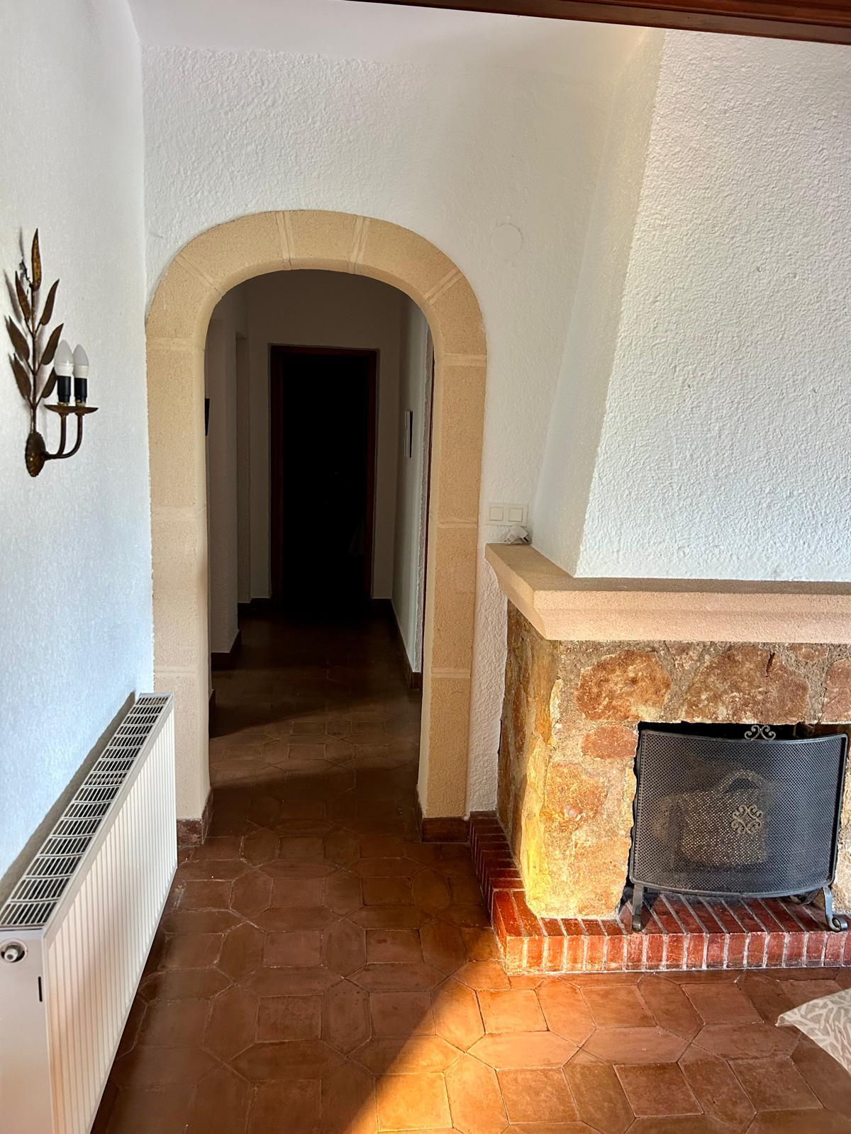 Traditionele mediterrane villa met uitzicht op de Montgó