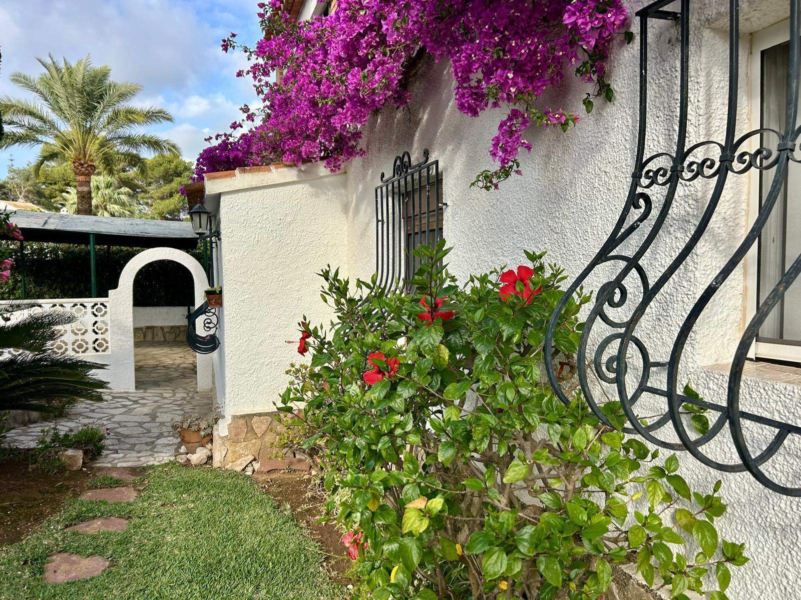 Traditionele mediterrane villa met uitzicht op de Montgó