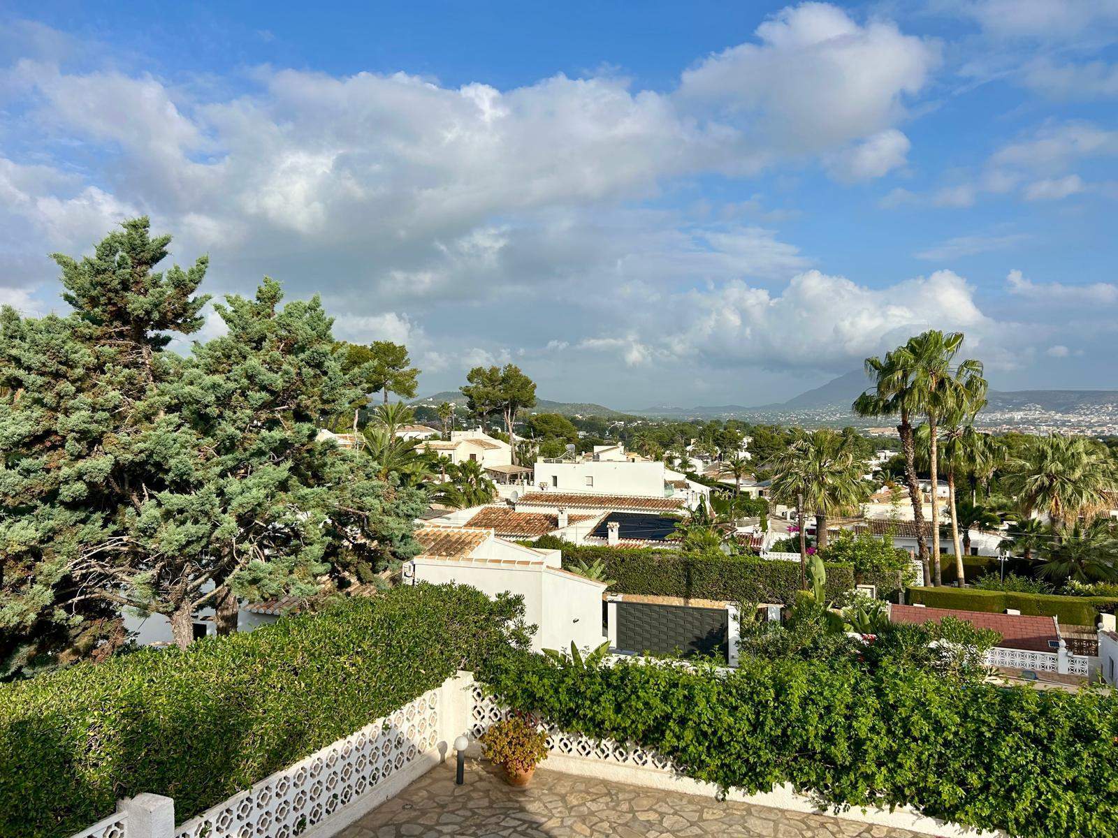 Traditionele mediterrane villa met uitzicht op de Montgó