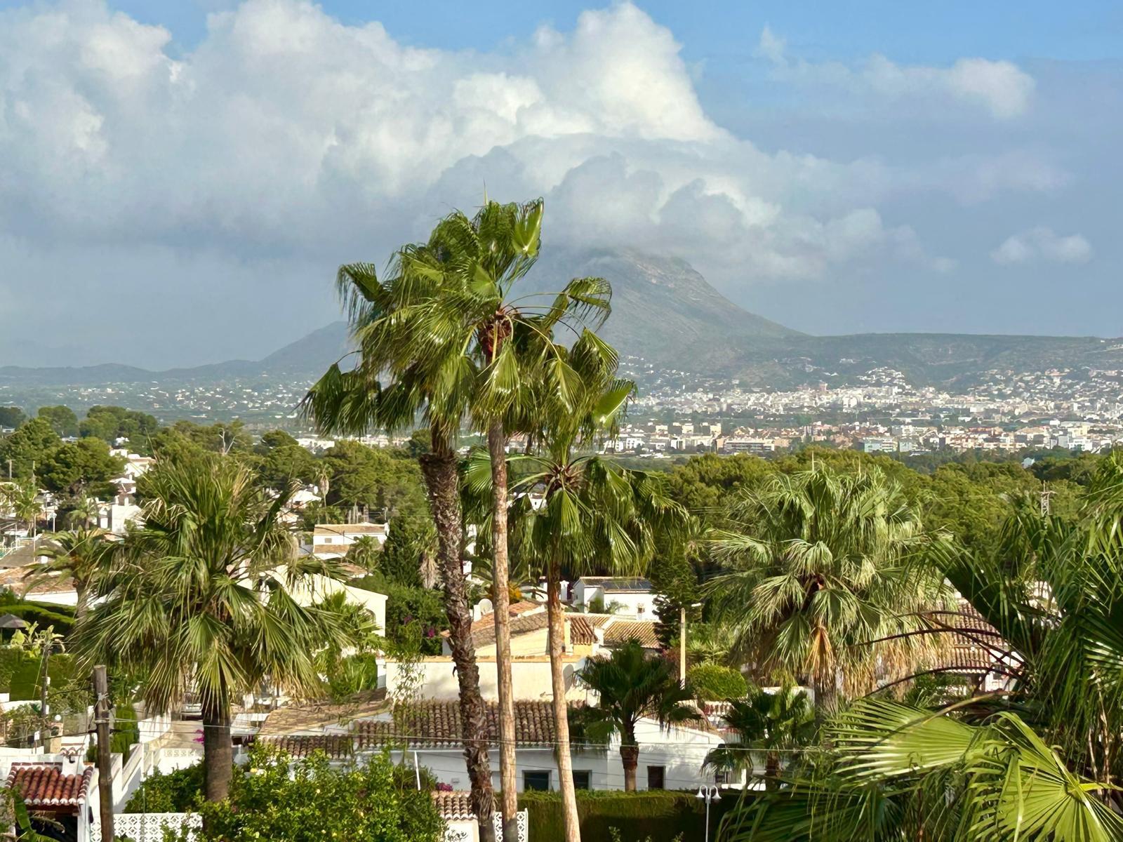 Traditionele mediterrane villa met uitzicht op de Montgó