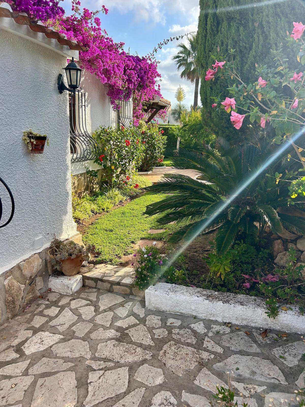 Traditionele mediterrane villa met uitzicht op de Montgó