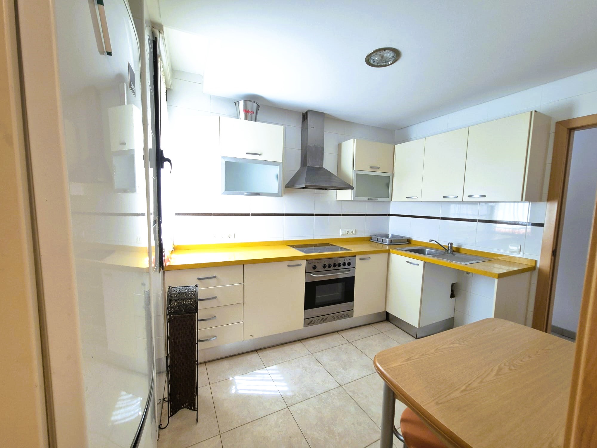Unfurnished 3-bedroom apartment for rent in Gata de Gorgos
