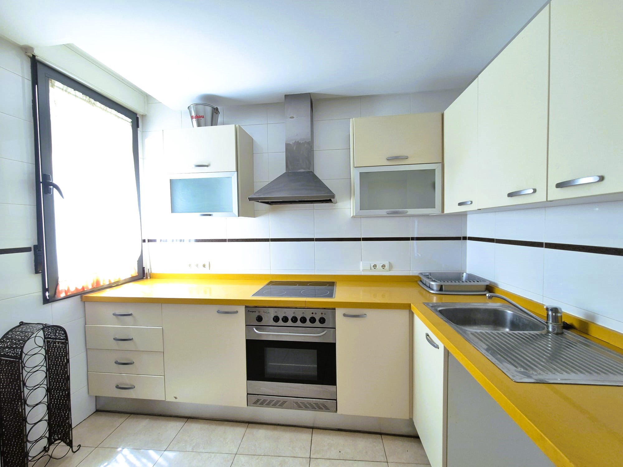 Unfurnished 3-bedroom apartment for rent in Gata de Gorgos
