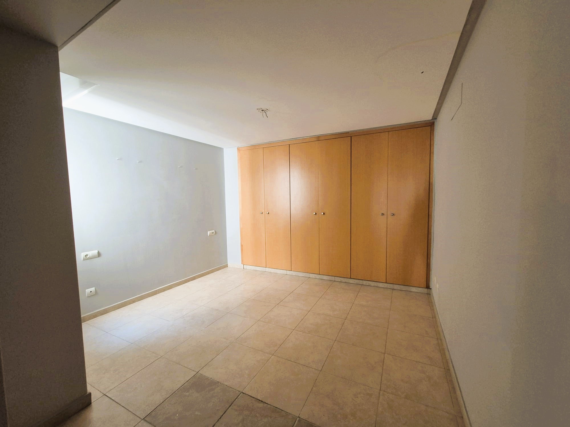 Unfurnished 3-bedroom apartment for rent in Gata de Gorgos