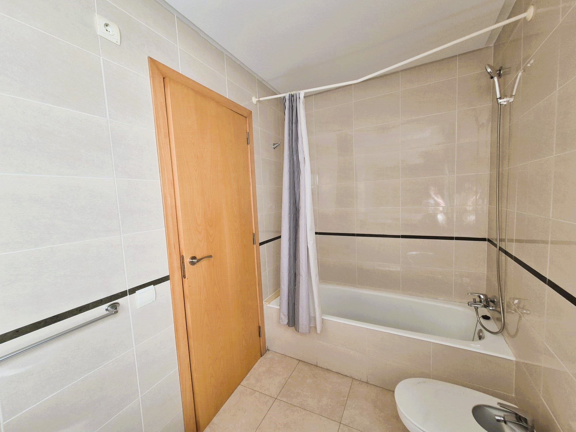 Unfurnished 3-bedroom apartment for rent in Gata de Gorgos