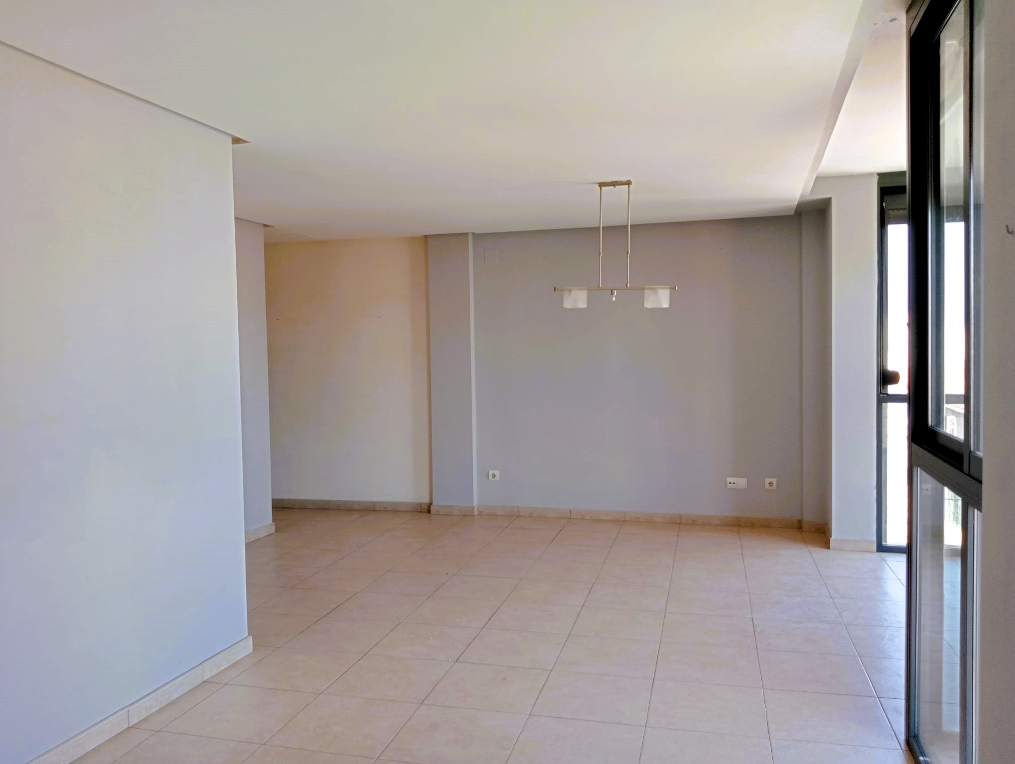 Unfurnished 3-bedroom apartment for rent in Gata de Gorgos
