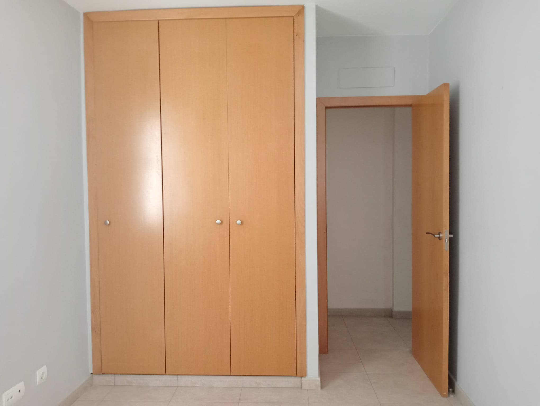 Unfurnished 3-bedroom apartment for rent in Gata de Gorgos