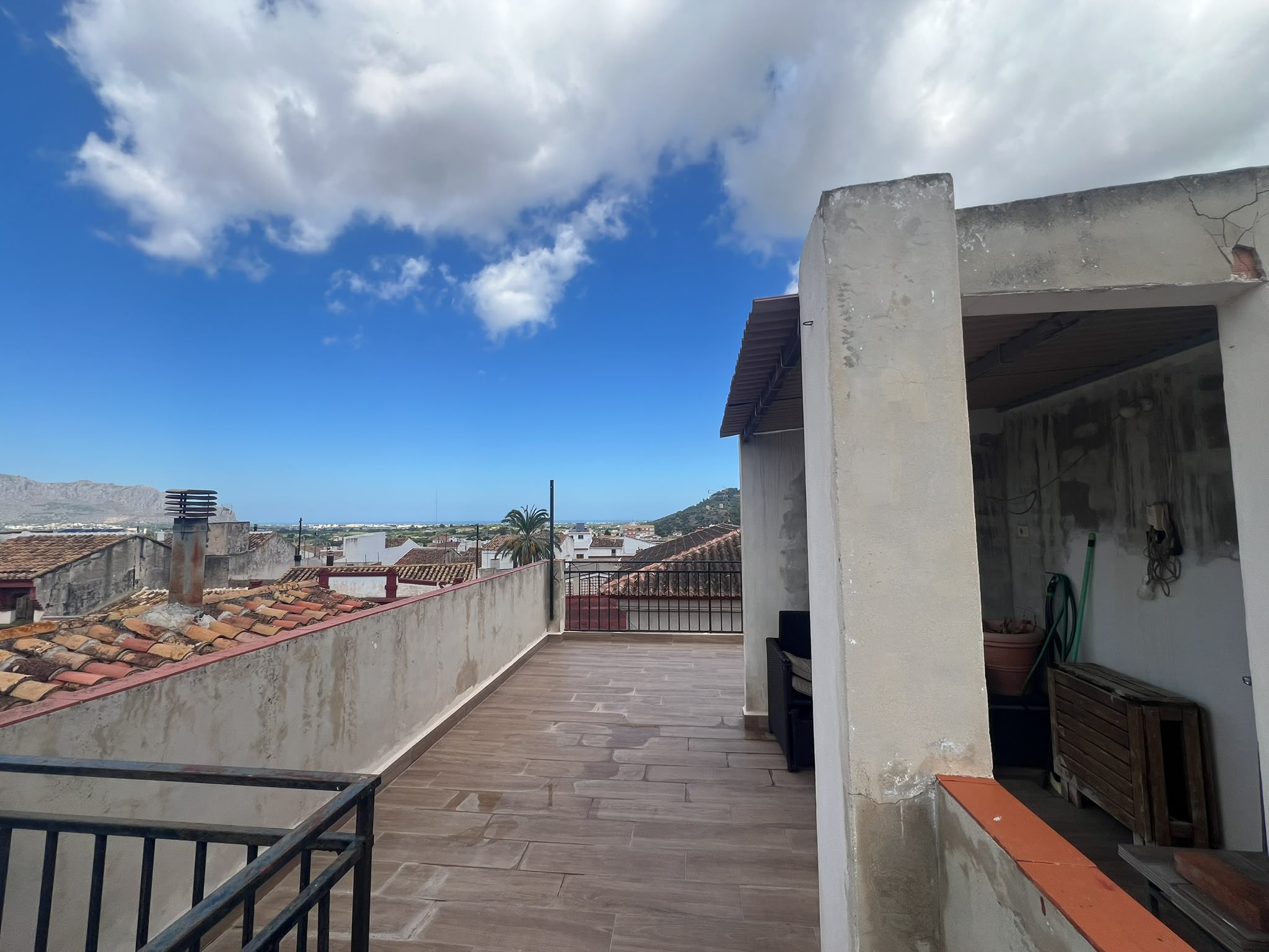 Casa de pueblo con vivienda reformada y espacio multifuncional
