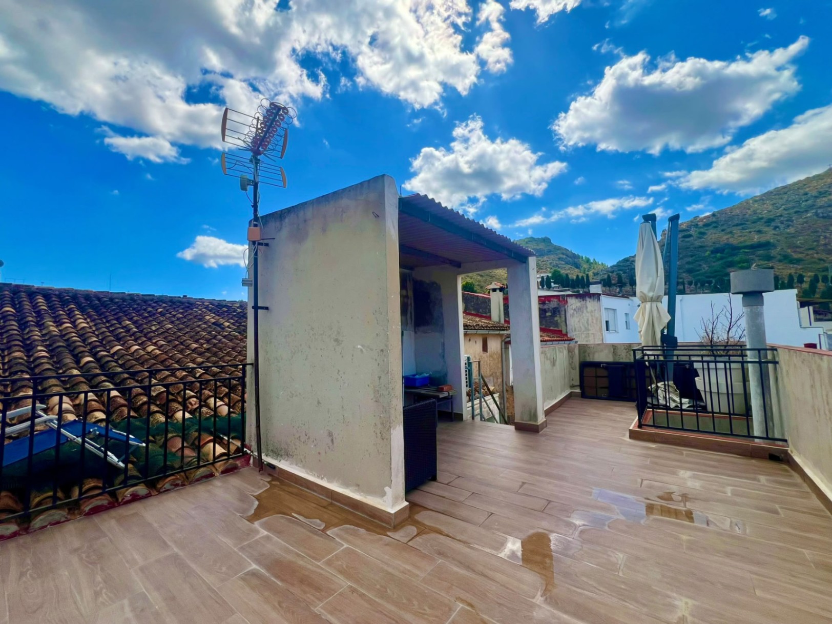 Casa de pueblo con vivienda reformada y espacio multifuncional