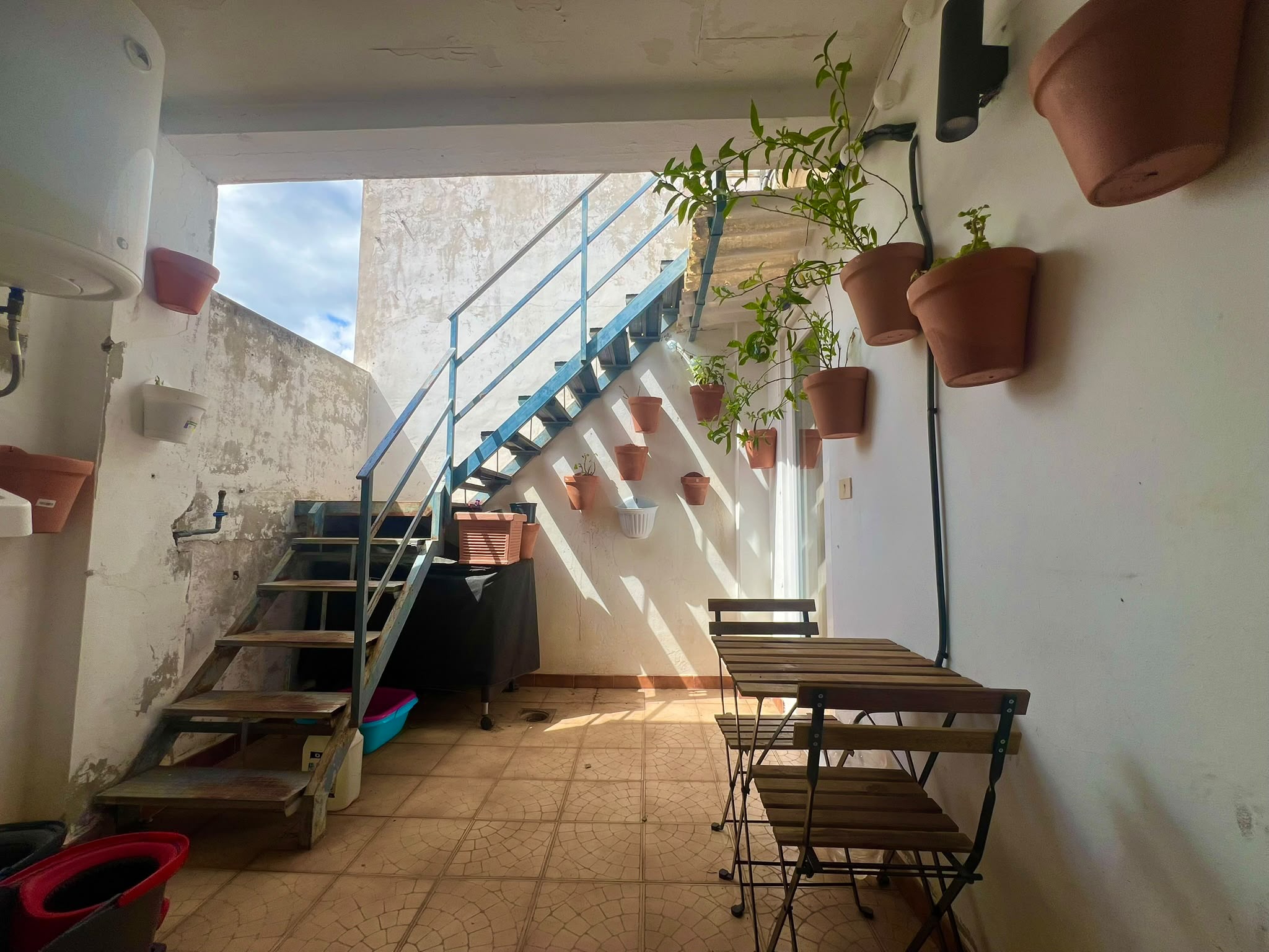 Casa de pueblo con vivienda reformada y espacio multifuncional