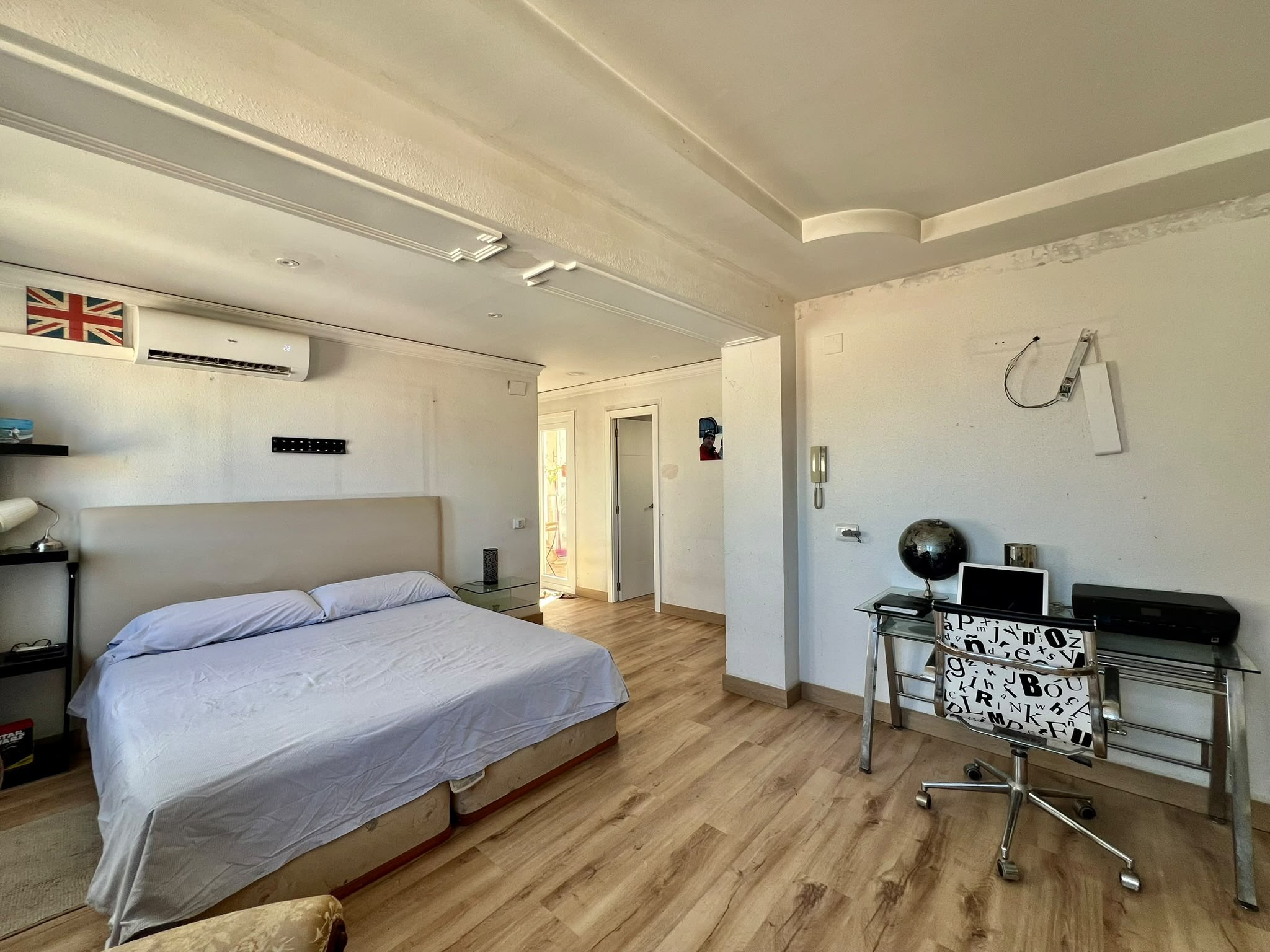 Casa de pueblo con vivienda reformada y espacio multifuncional