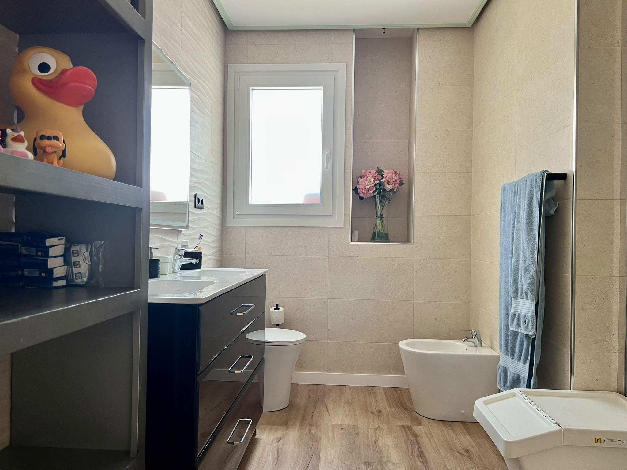 Casa de pueblo con vivienda reformada y espacio multifuncional