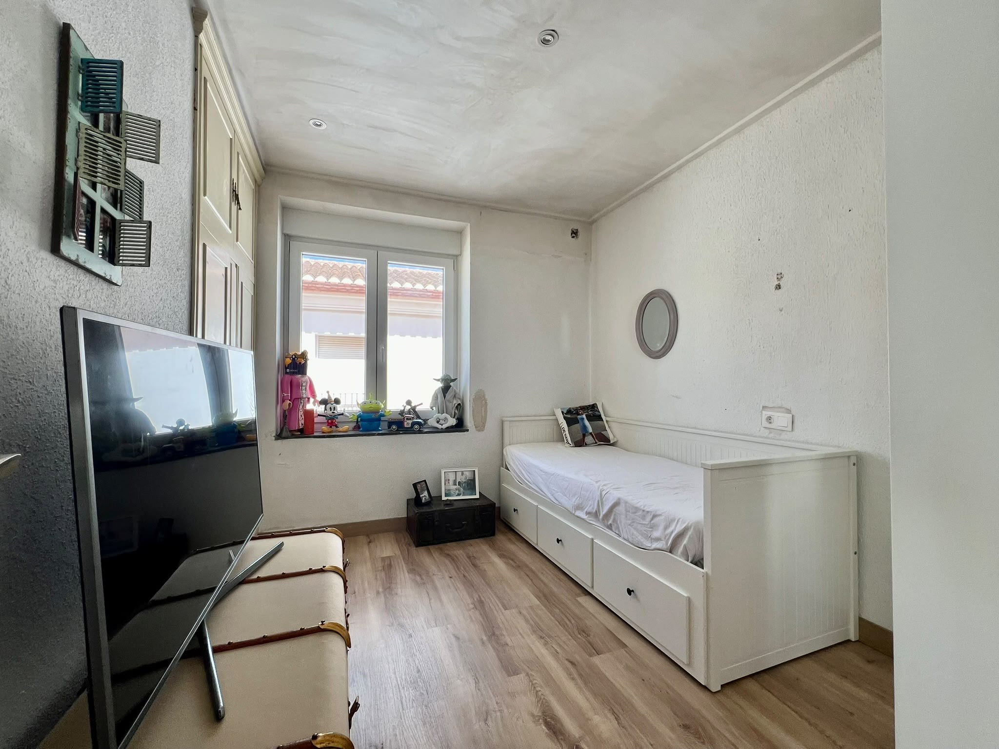 Casa de pueblo con vivienda reformada y espacio multifuncional