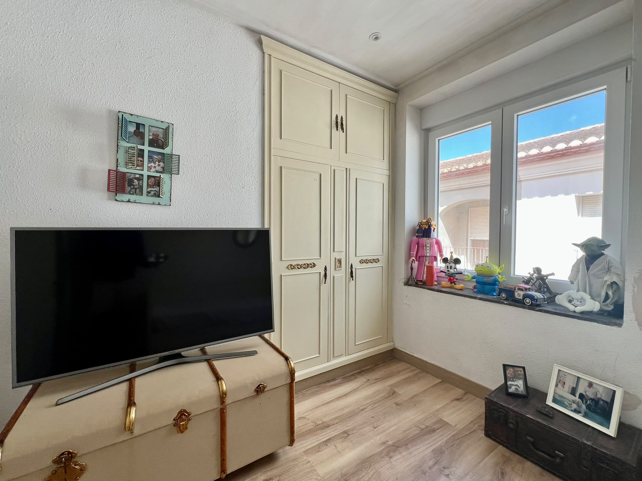 Casa de pueblo con vivienda reformada y espacio multifuncional