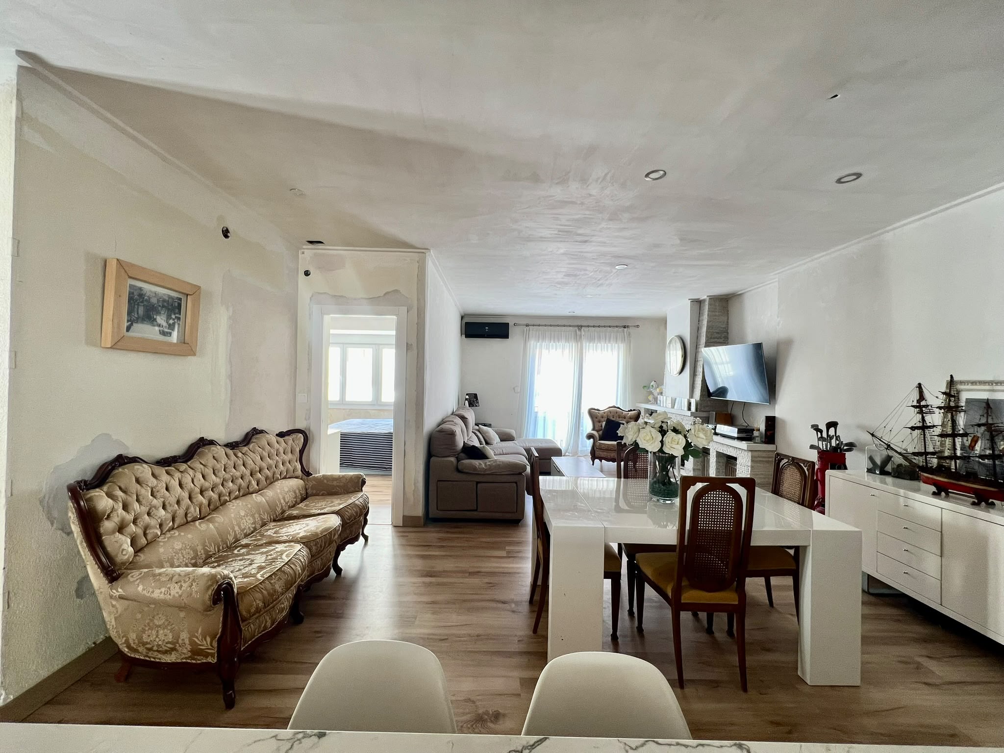 Casa de pueblo con vivienda reformada y espacio multifuncional