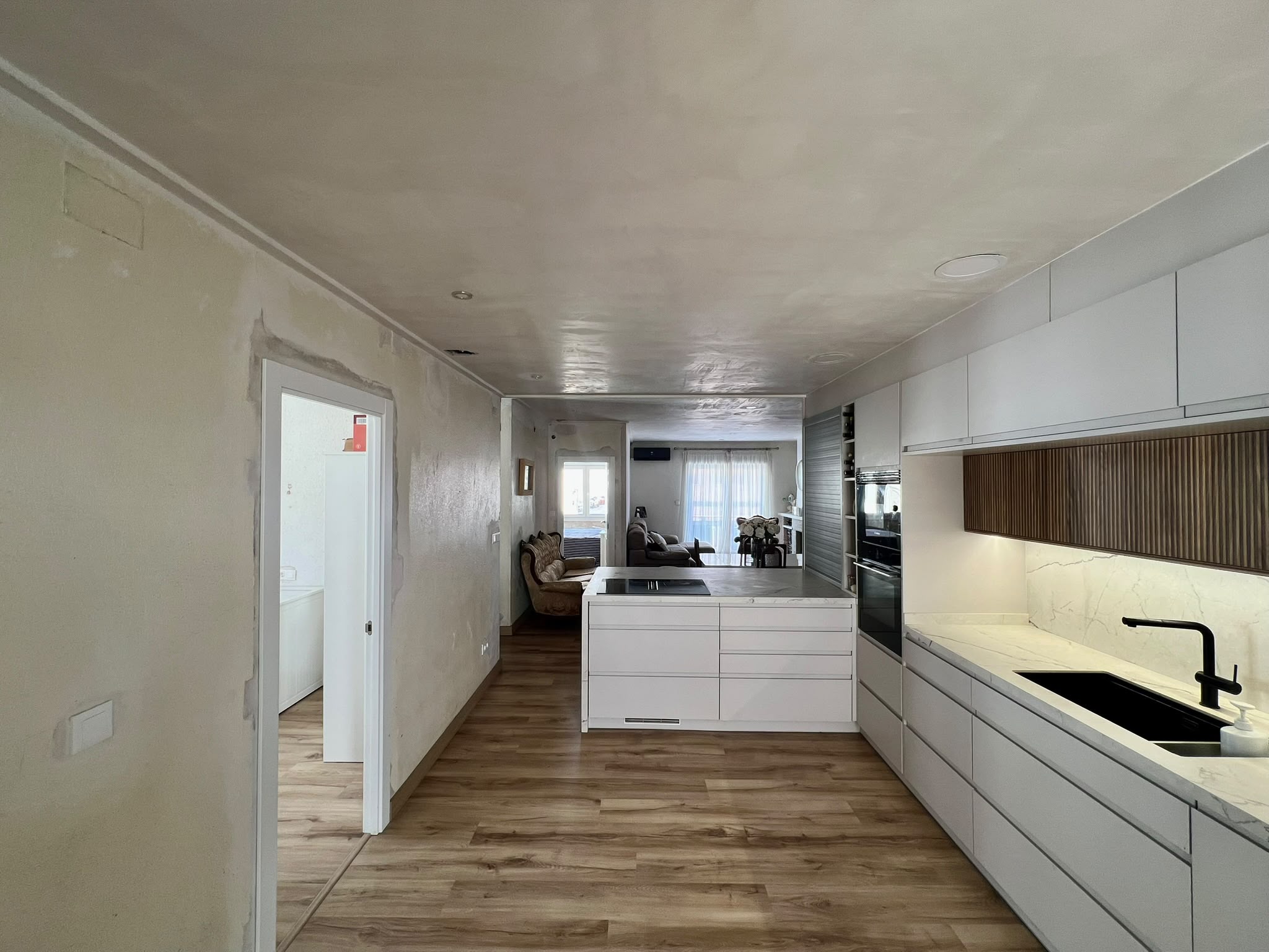 Casa de pueblo con vivienda reformada y espacio multifuncional
