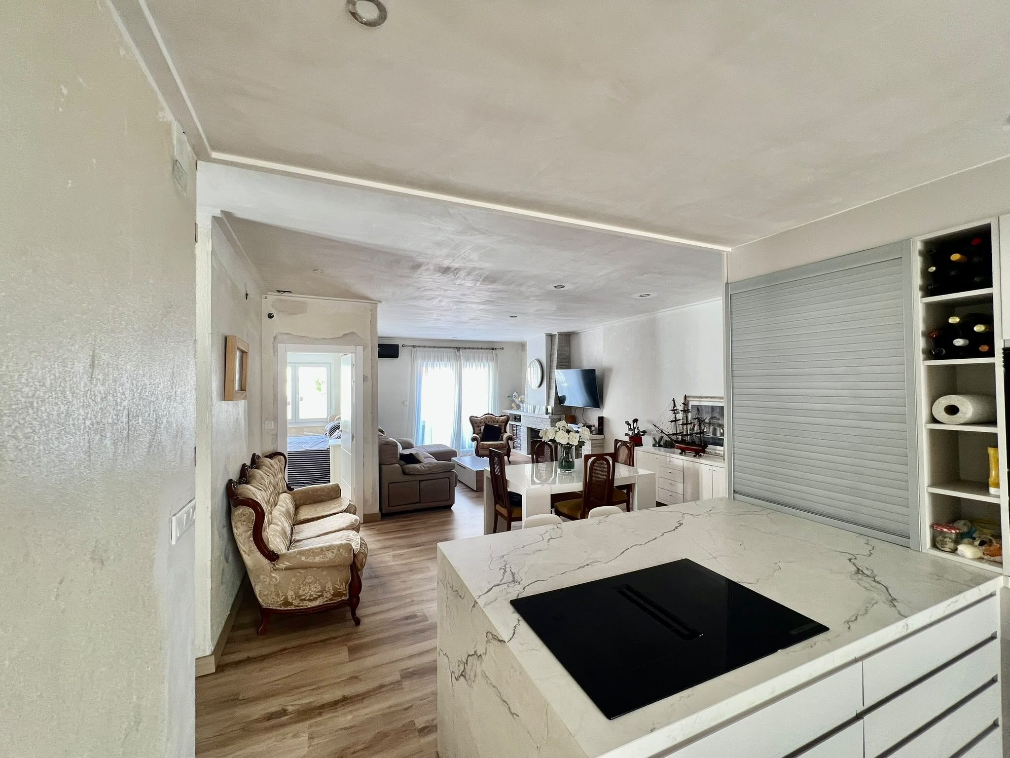Casa de pueblo con vivienda reformada y espacio multifuncional