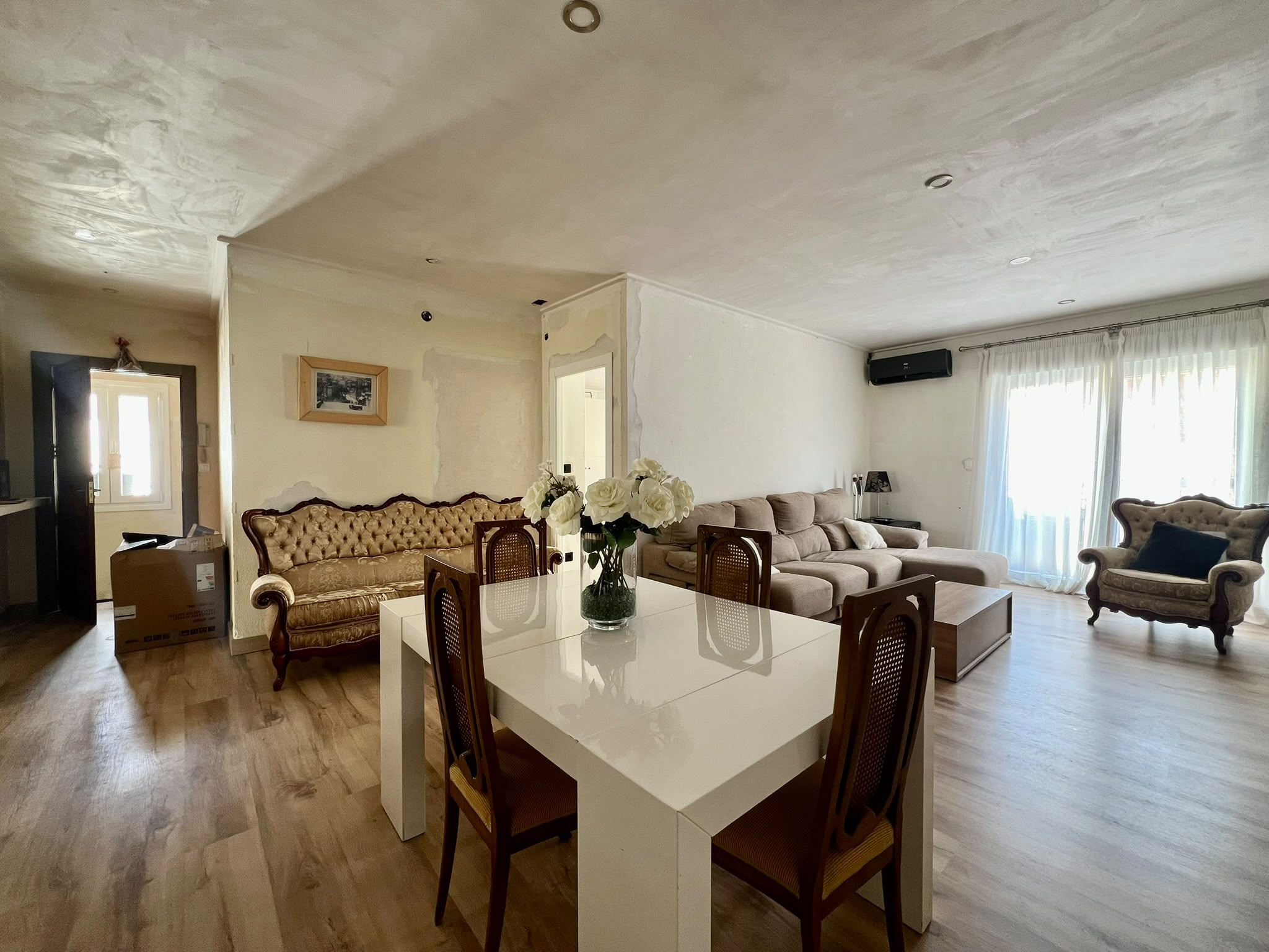 Casa de pueblo con vivienda reformada y espacio multifuncional