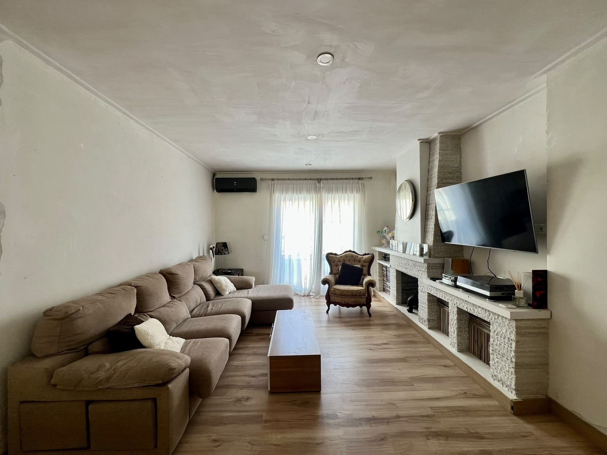 Casa de pueblo con vivienda reformada y espacio multifuncional