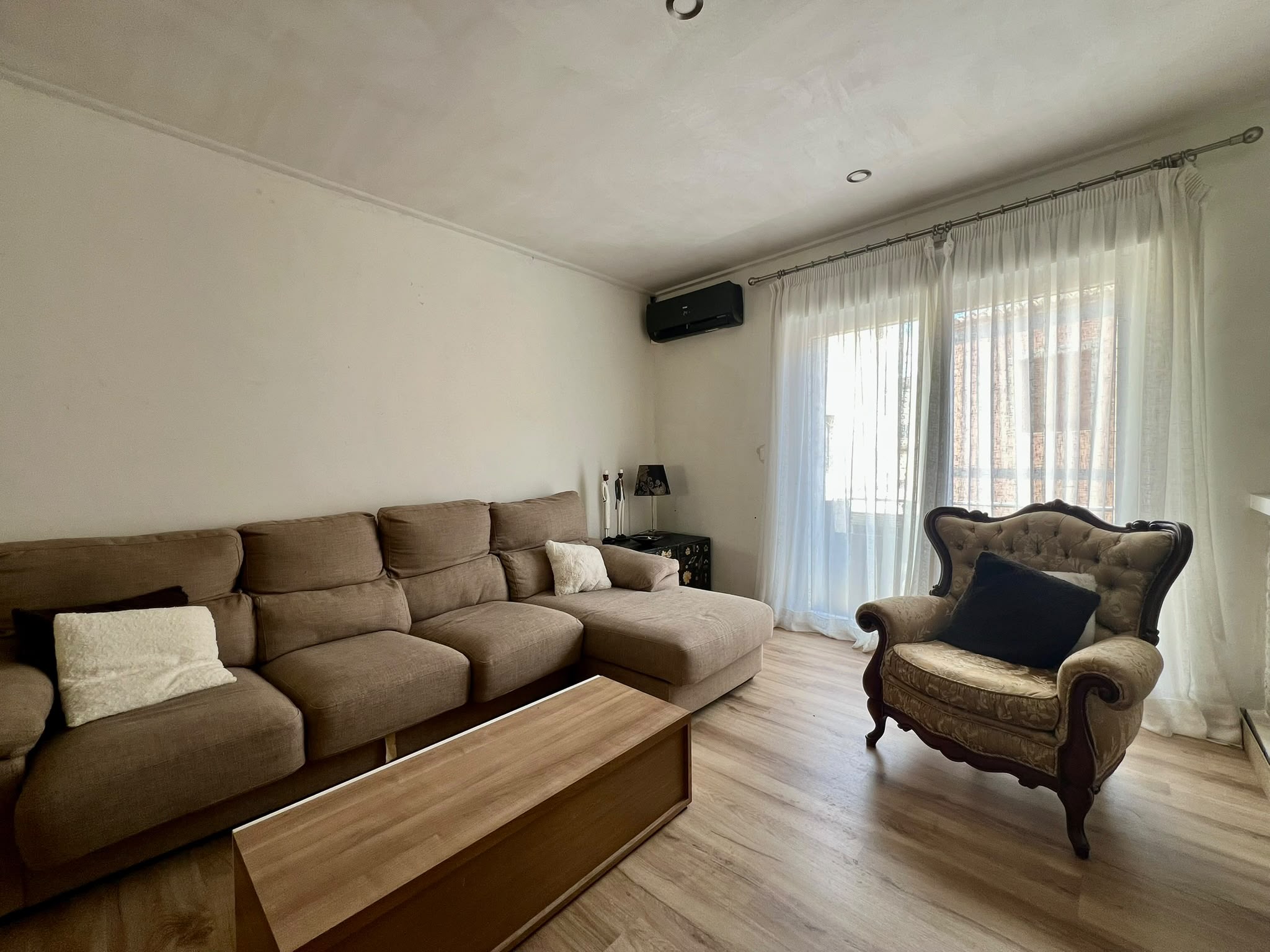 Casa de pueblo con vivienda reformada y espacio multifuncional