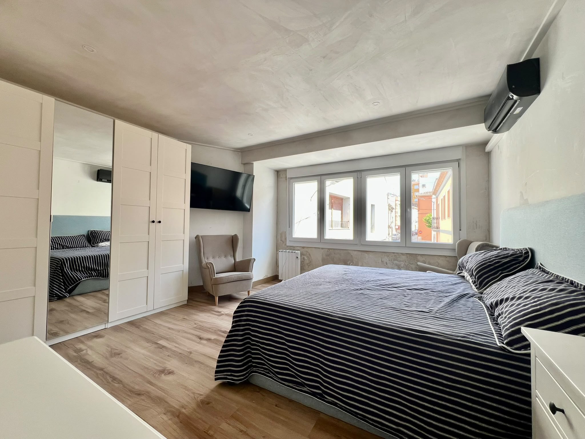 Casa de pueblo con vivienda reformada y espacio multifuncional