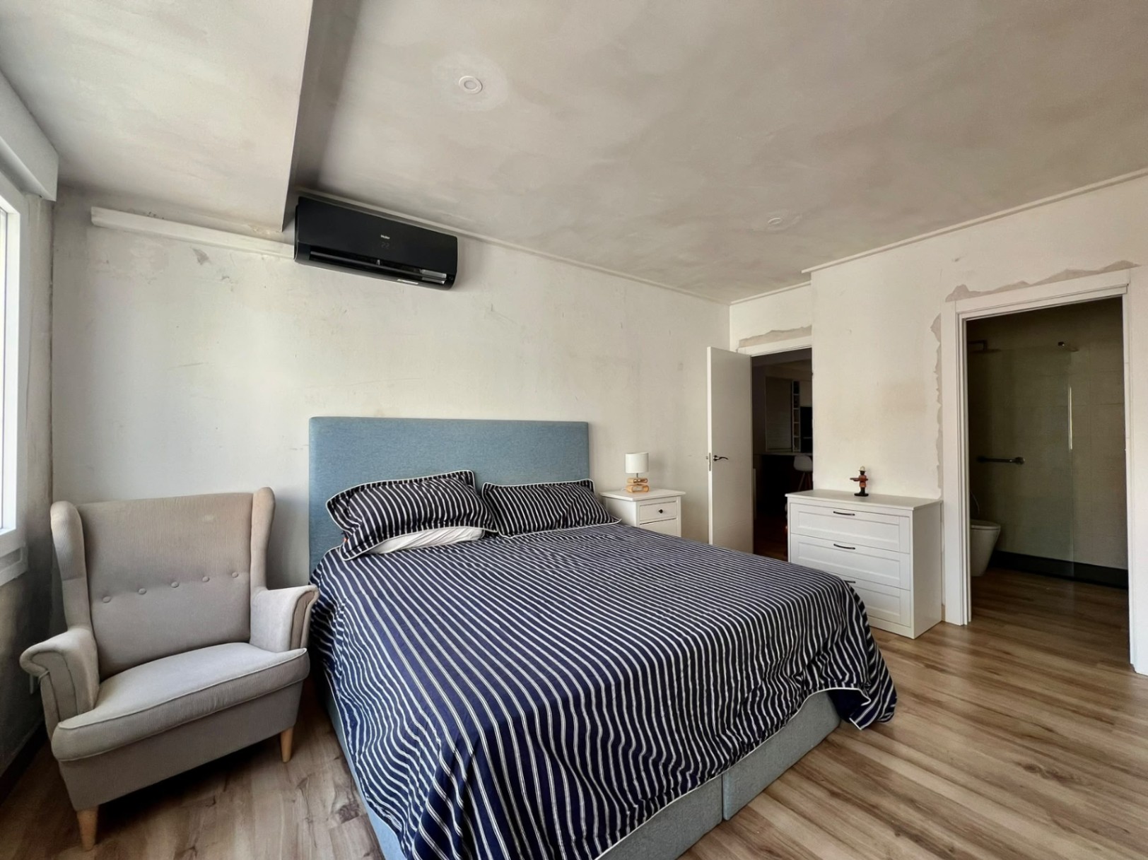 Casa de pueblo con vivienda reformada y espacio multifuncional