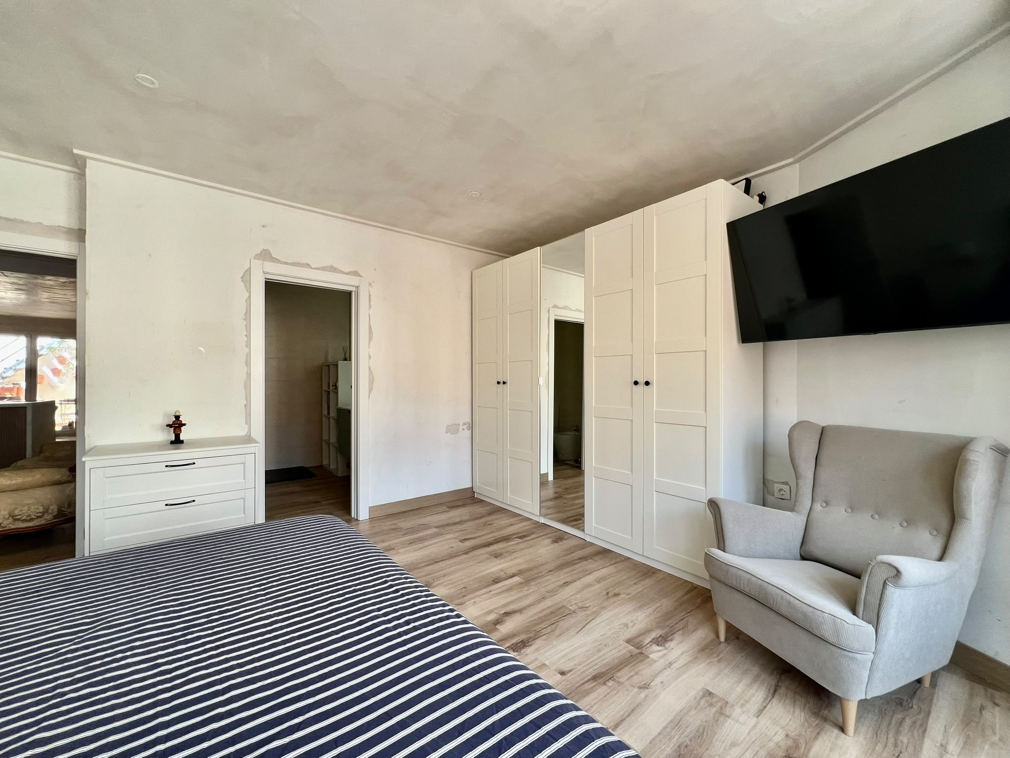 Casa de pueblo con vivienda reformada y espacio multifuncional