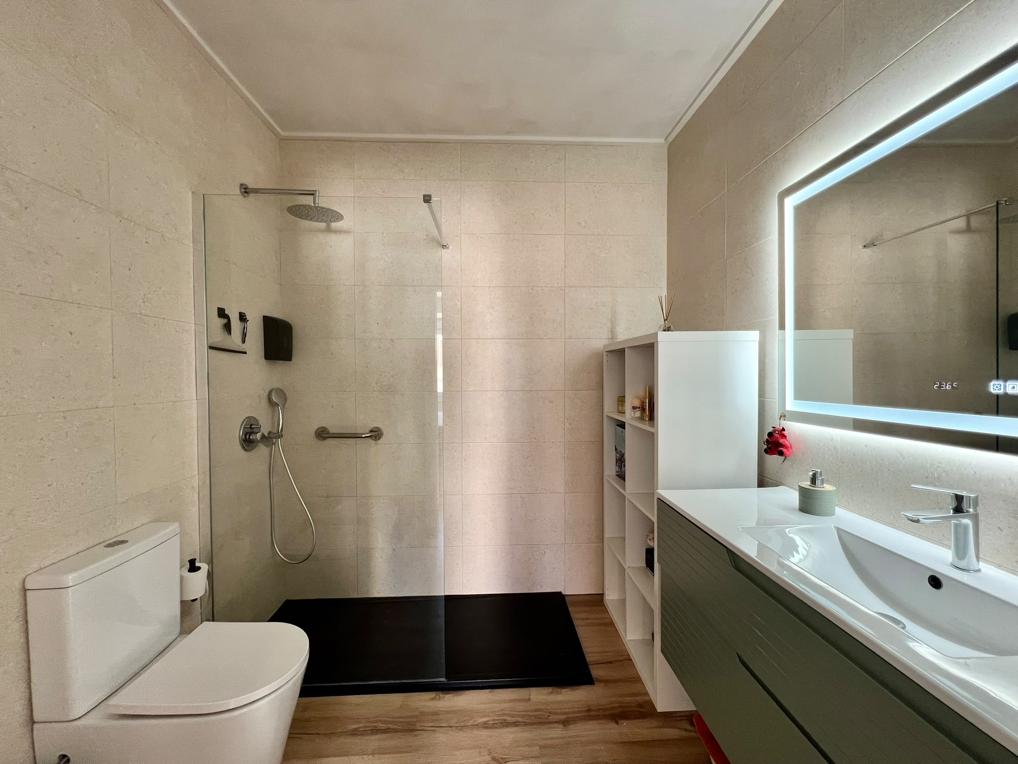 Casa de pueblo con vivienda reformada y espacio multifuncional