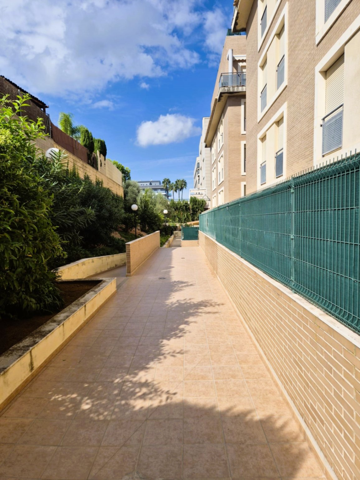P0291 - Bright 3-bedroom apartment in a development with a swimming pool.