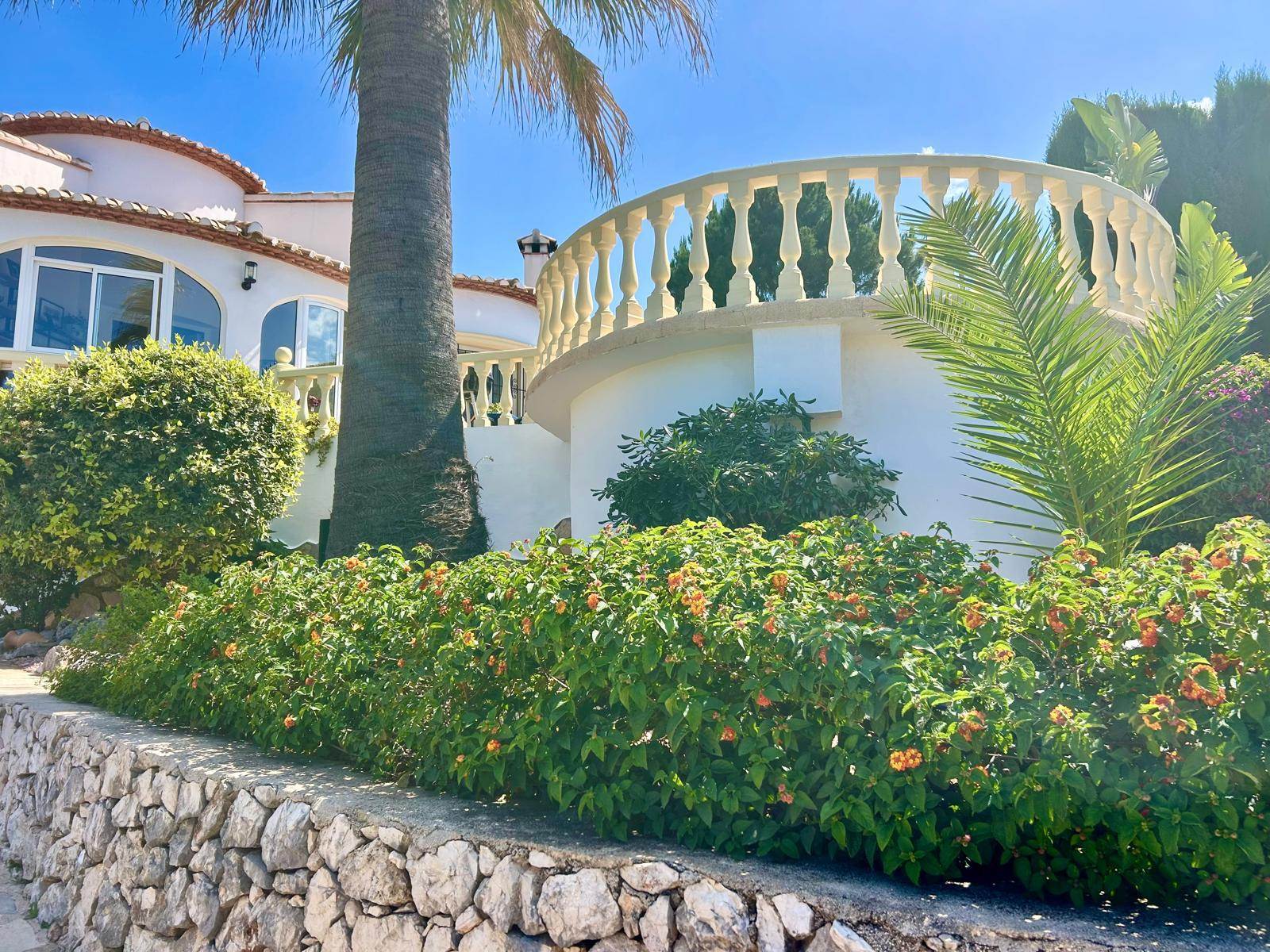Encantadora villa de 2 habitaciones con vistas al campo y piscina privada en Ràfol d'Almúnia