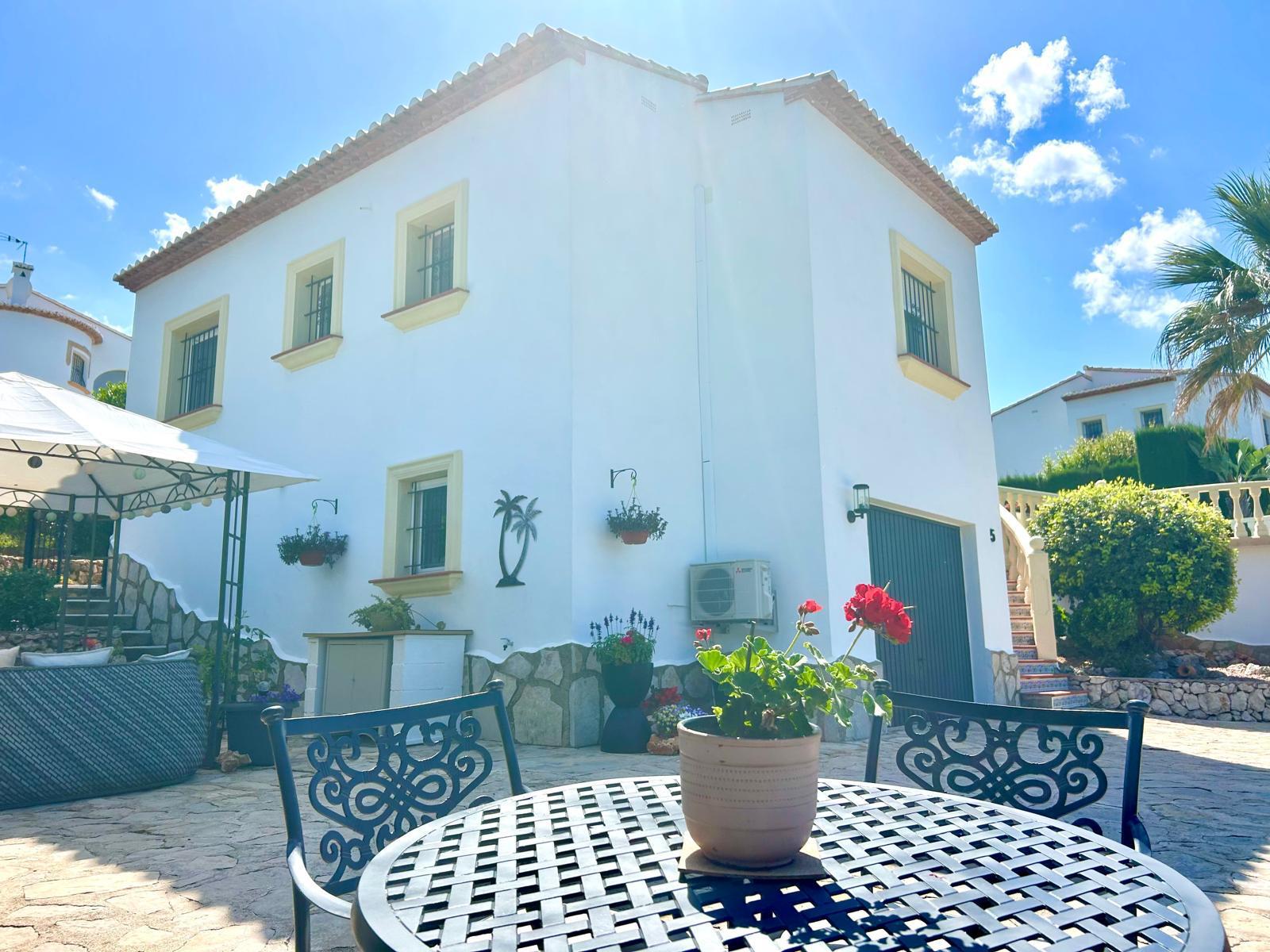 Encantadora villa de 2 habitaciones con vistas al campo y piscina privada en Ràfol d'Almúnia