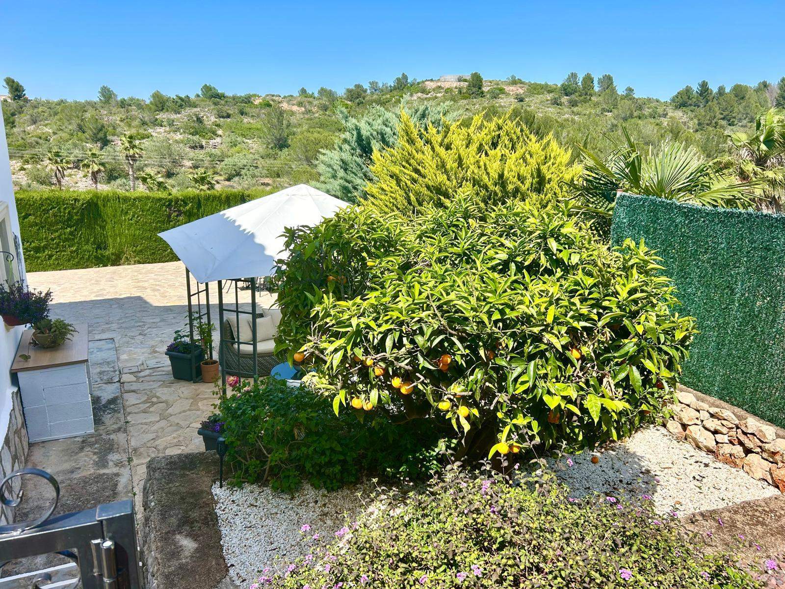 Encantadora villa de 2 habitaciones con vistas al campo y piscina privada en Ràfol d'Almúnia