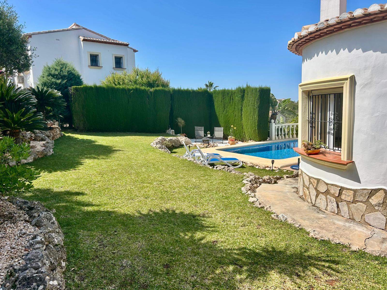 Encantadora villa de 2 habitaciones con vistas al campo y piscina privada en Ràfol d'Almúnia