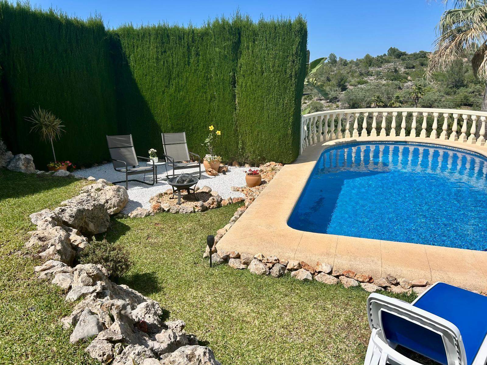 Encantadora villa de 2 habitaciones con vistas al campo y piscina privada en Ràfol d'Almúnia
