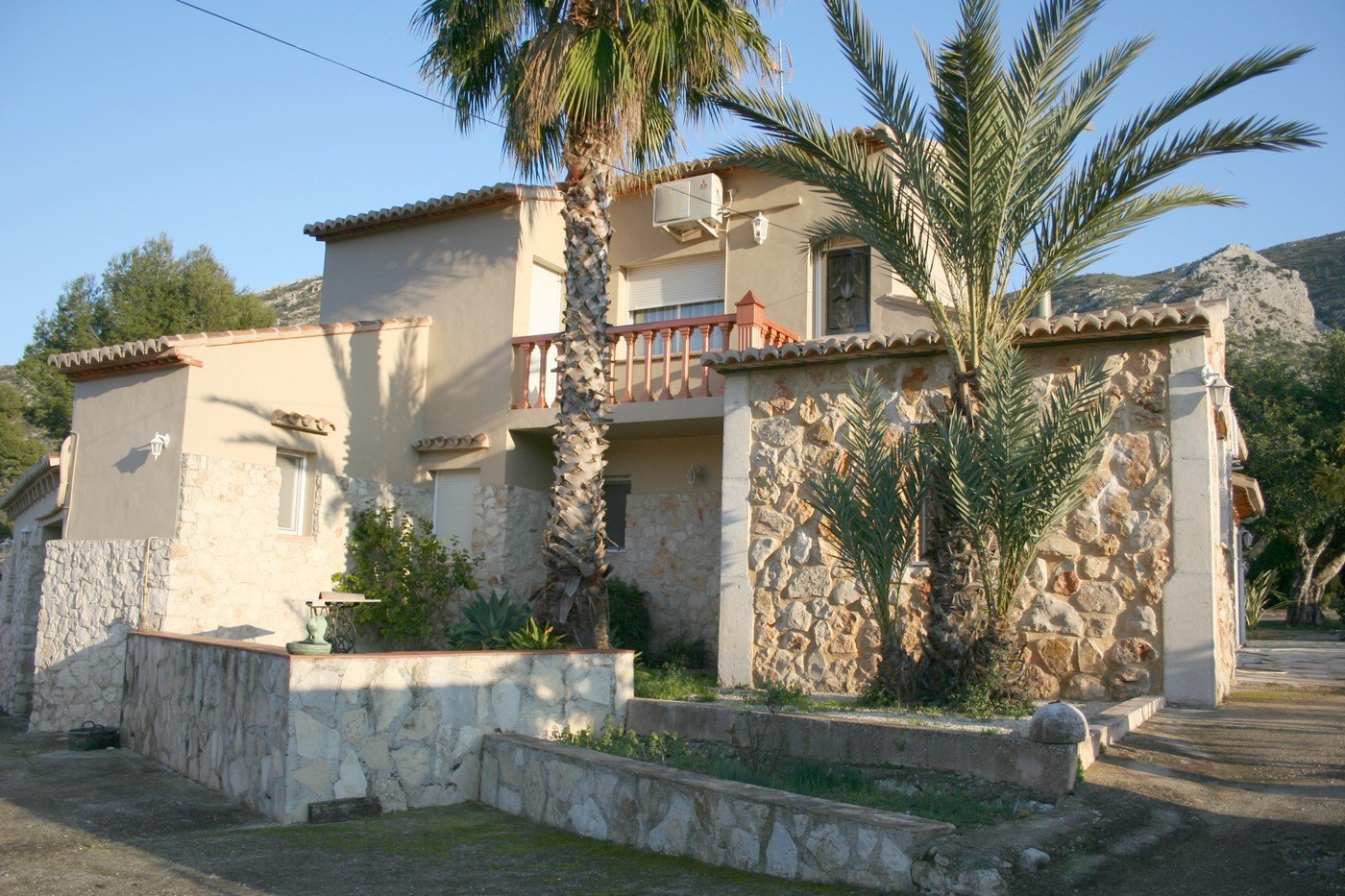 Villa de 4 habitaciones y estilo rústico en Pedreguer