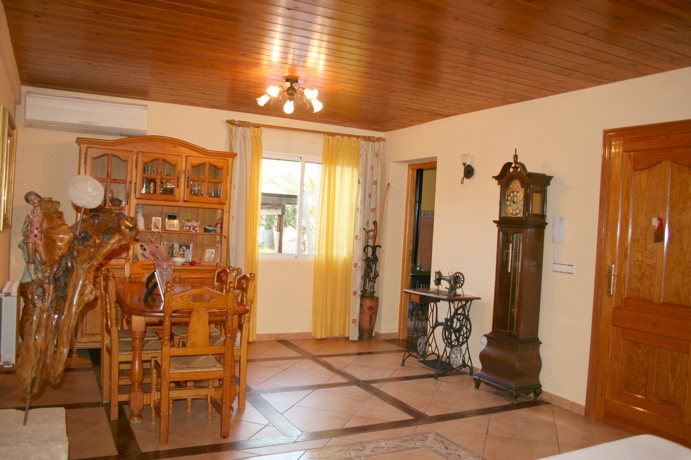 Villa de 4 habitaciones y estilo rústico en Pedreguer
