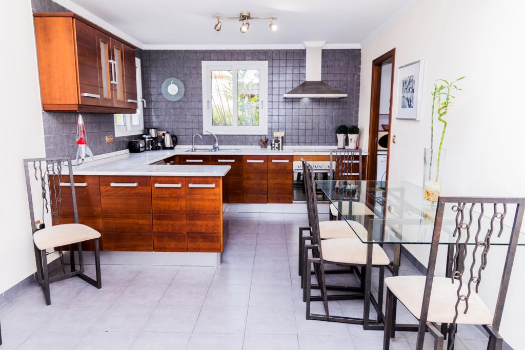 Villa met zwembad en gastenappartement vlakbij Denia
