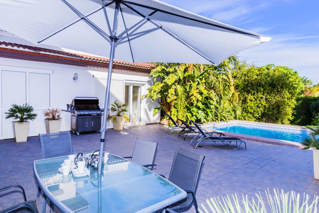 Villa met zwembad en gastenappartement vlakbij Denia
